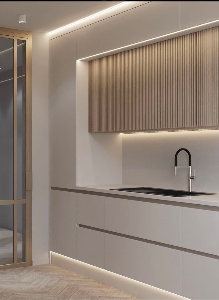 بازسازی آشپزخانه مدرن با نورپردازی حرفهای و طراحی مینیمال